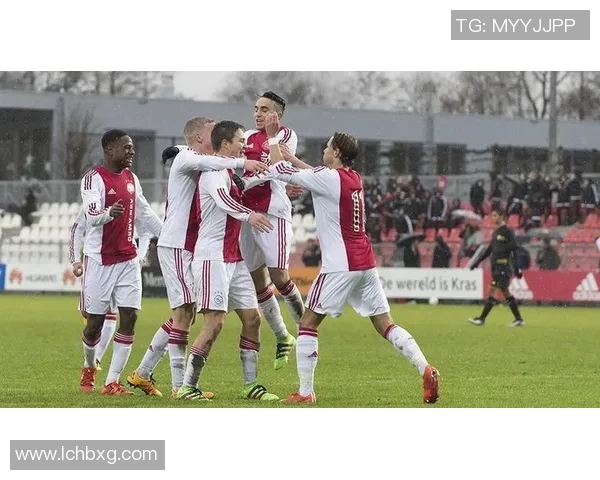 卡拉巴克与特拉维夫的激烈对决揭示足球战术与团队合作的重要性 卡拉巴克与特拉维夫的激烈对决揭示足球战术与团队合作的重要性